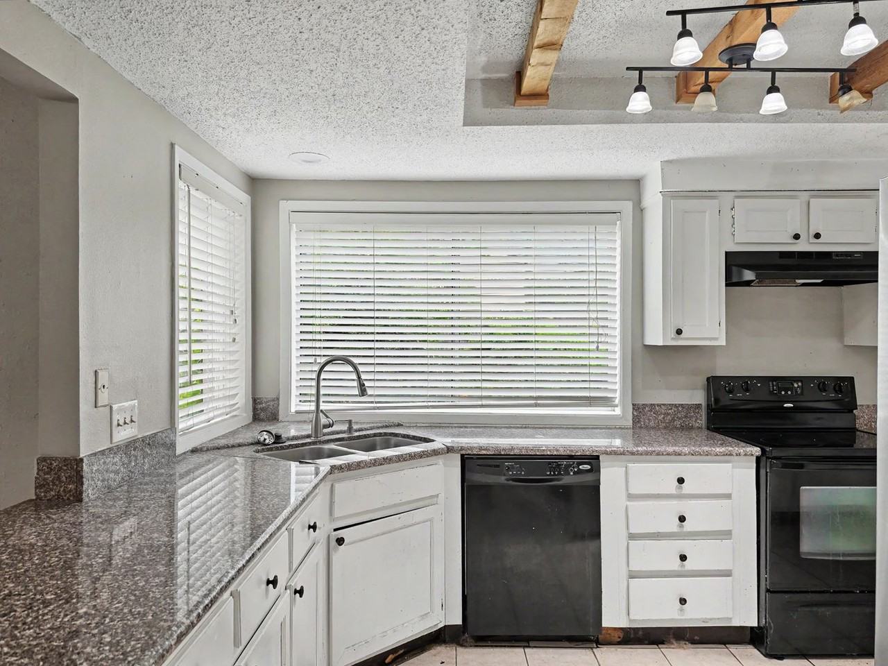 7410 Songwind Ln - Photo 7 of 20