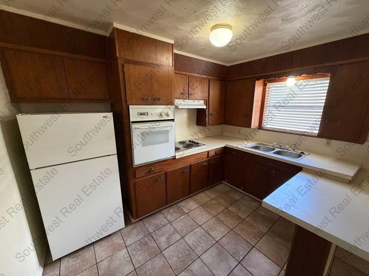 1406 S Avenue J - Photo 2 of 9