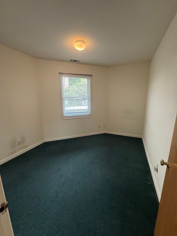 2527 Piedmont Ave #C - Photo 6 of 19