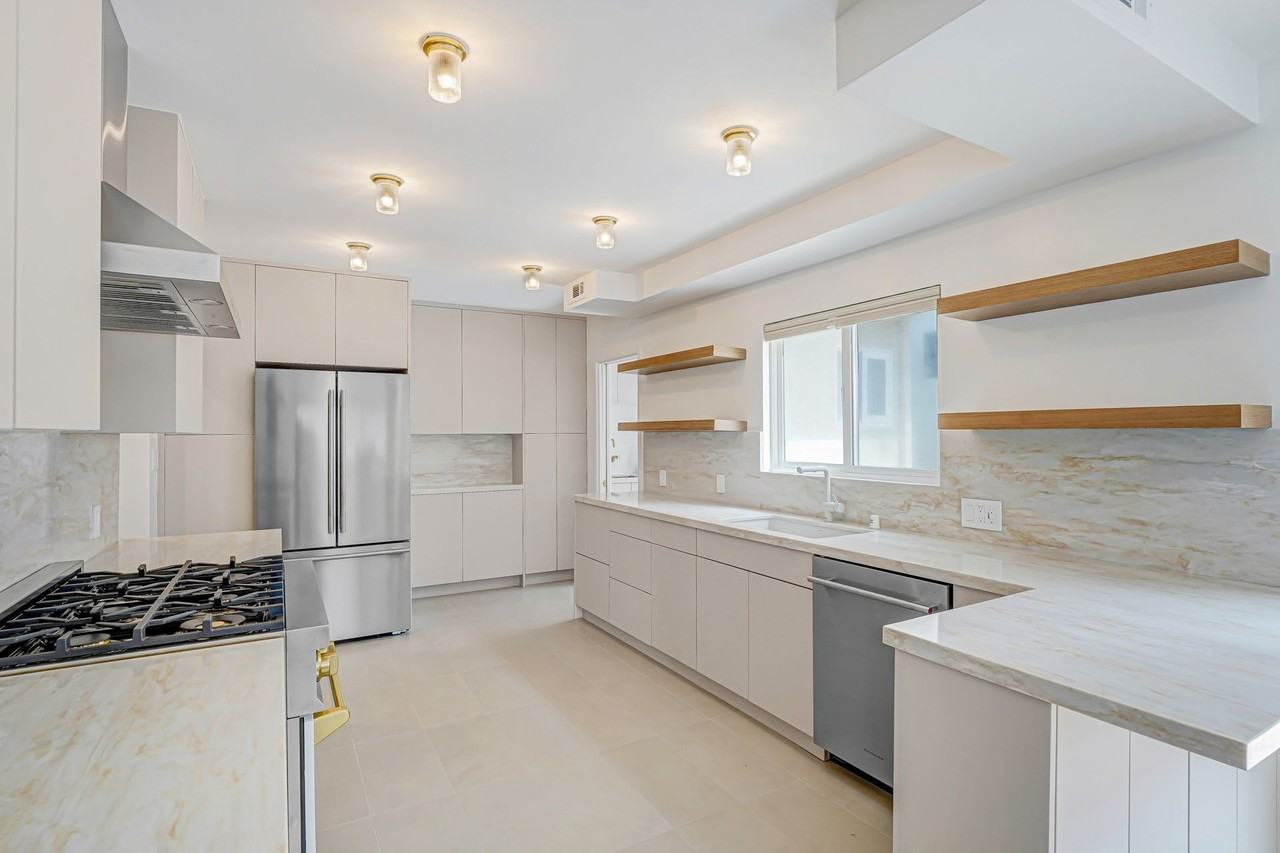 827 15th St - Photo 2 of 4