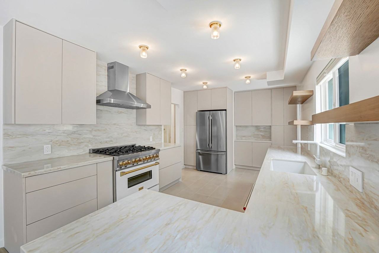 827 15th St - Photo 3 of 4