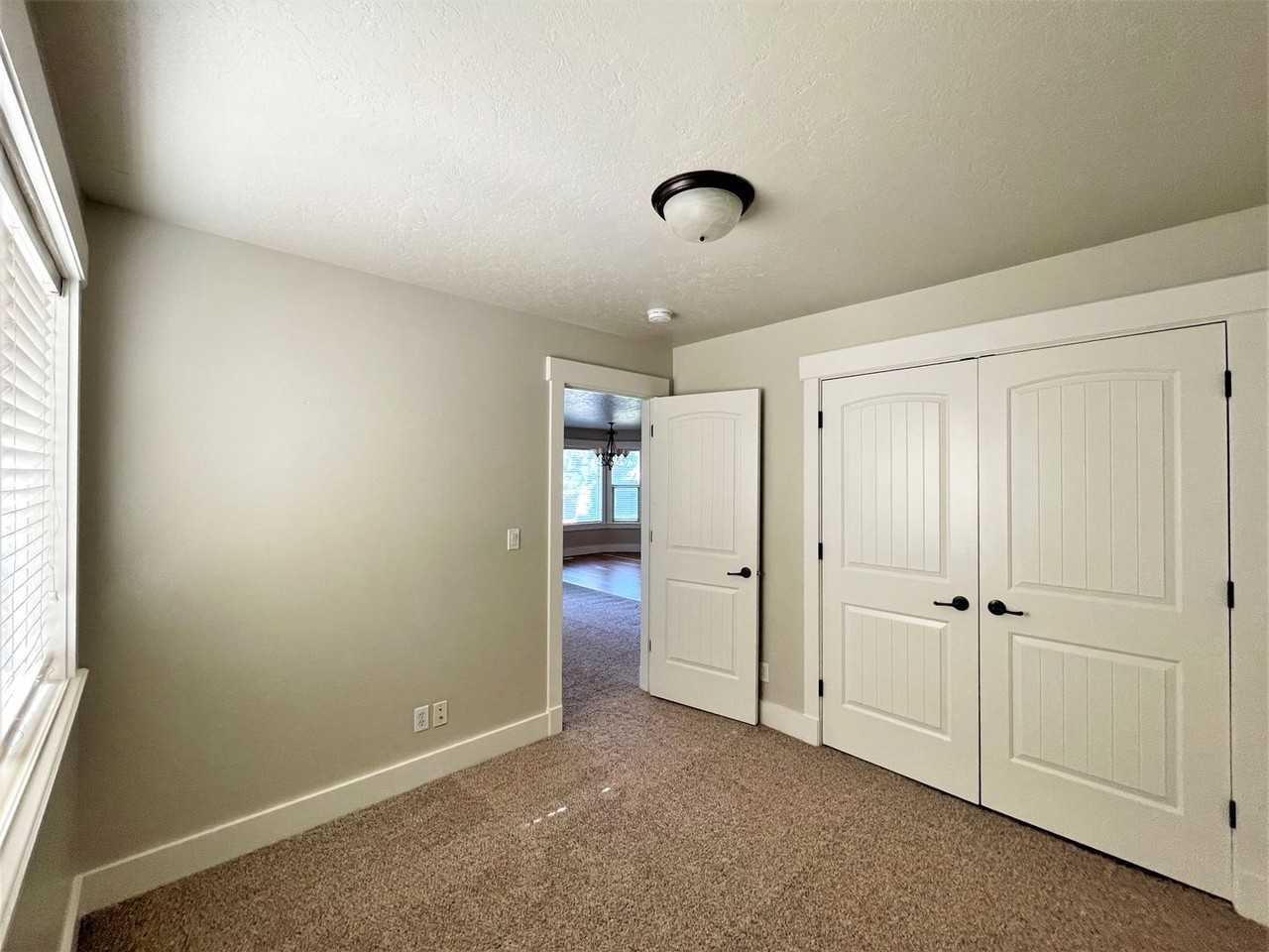 709 N Saddlebrook Way - Photo 4 of 42