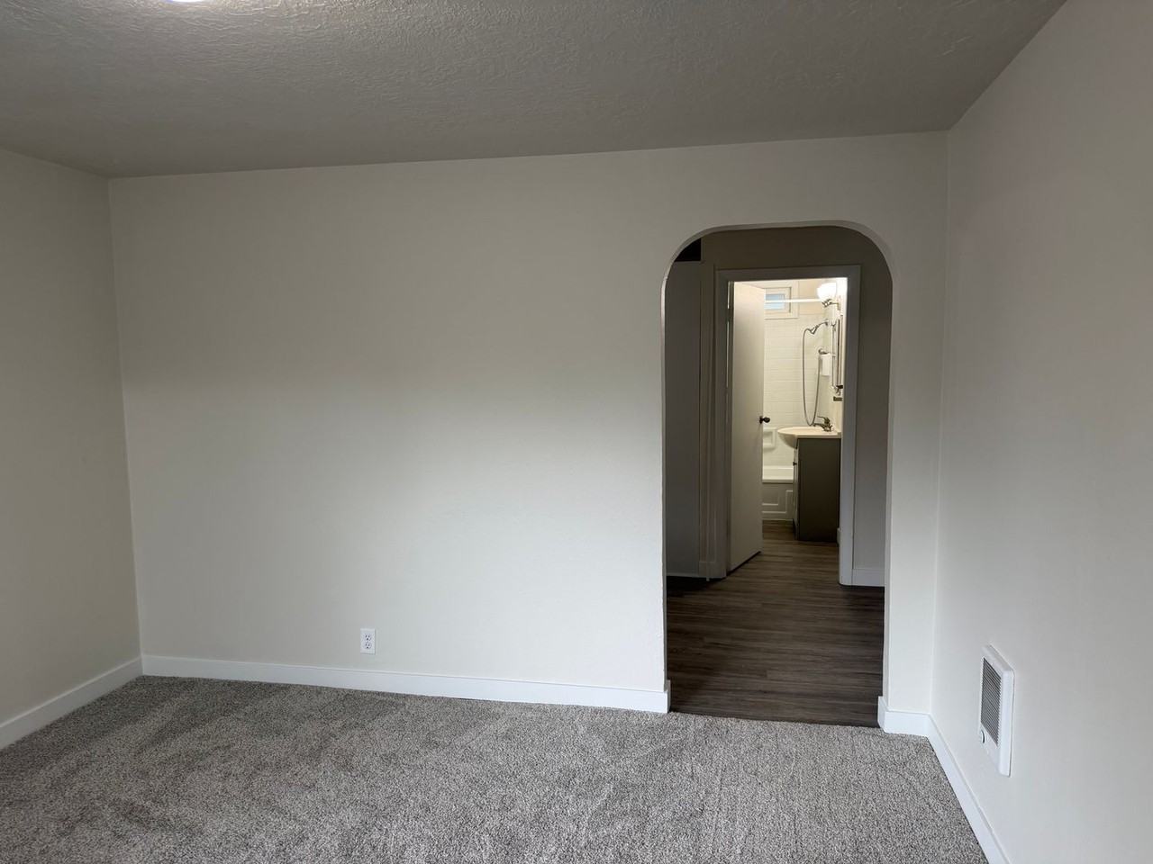 990 W 10th Ave - Photo 5 of 35