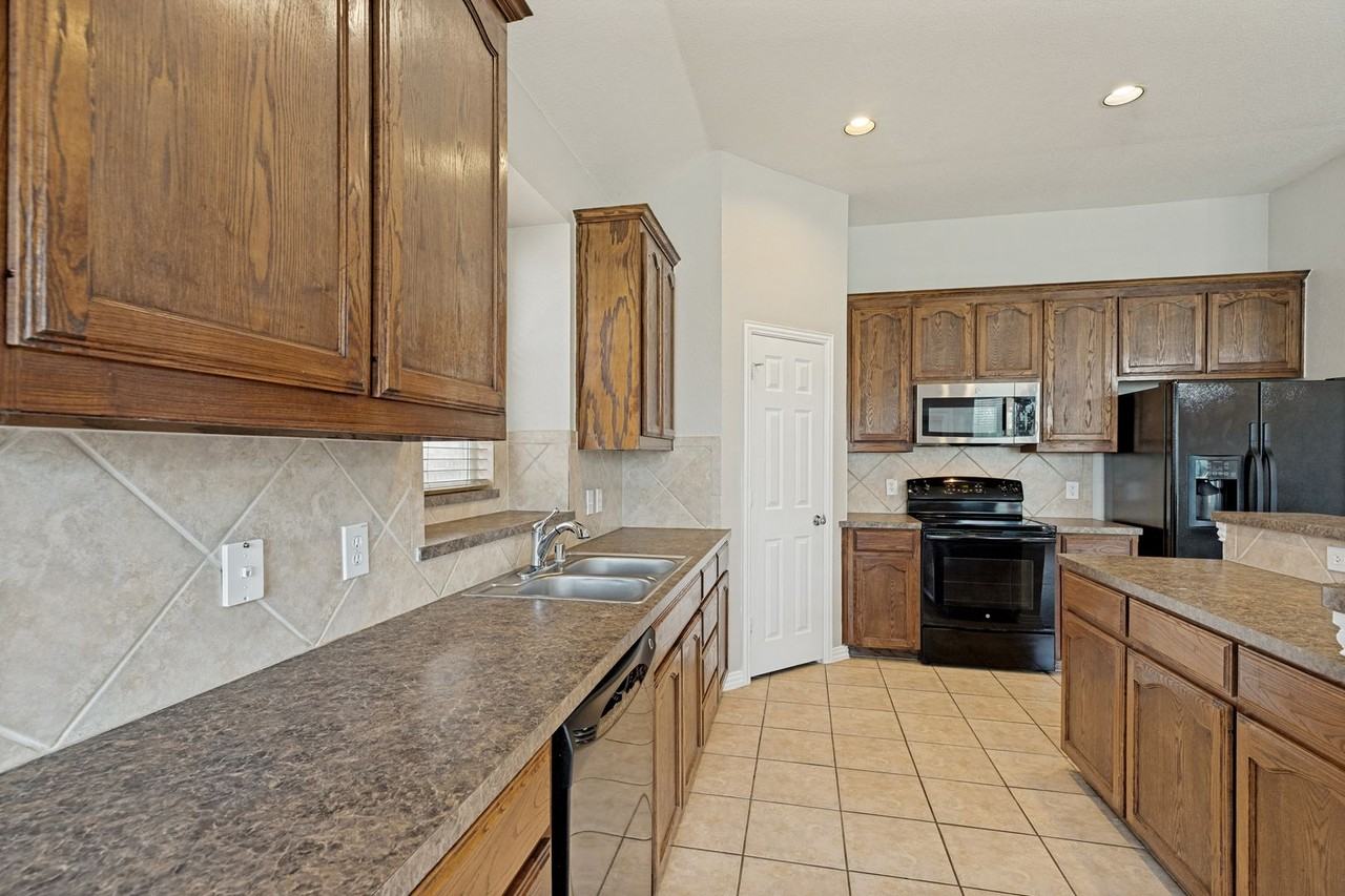 10129 Sanden Dr - Photo 5 of 12