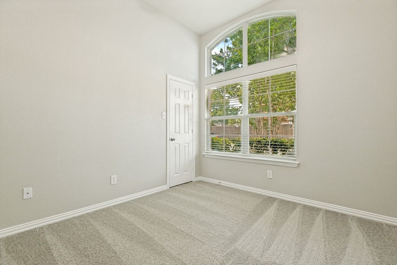 10129 Sanden Dr - Photo 7 of 12