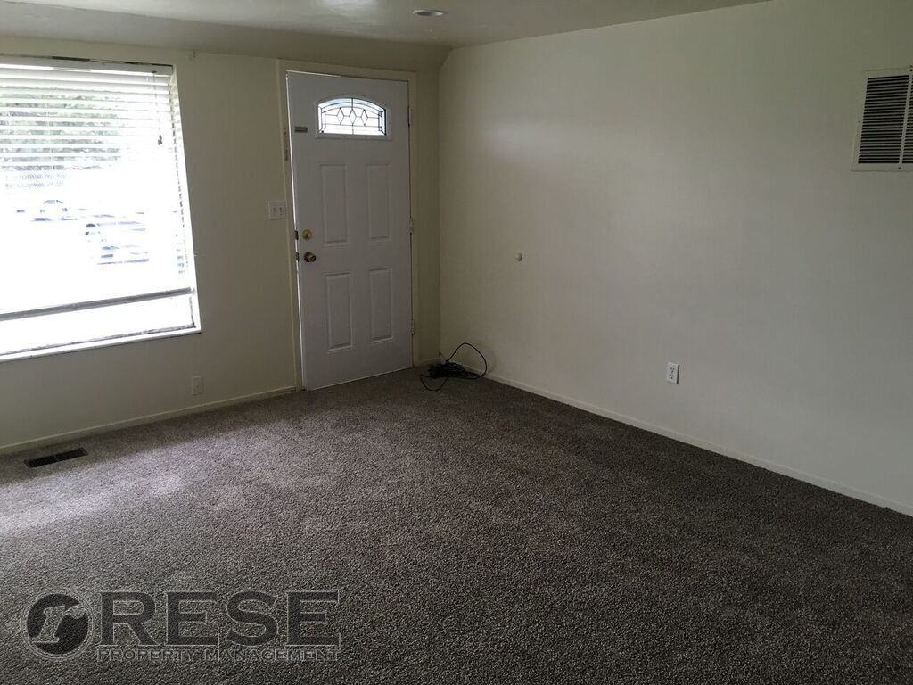 8228 S 1750 W - Photo 4 of 11