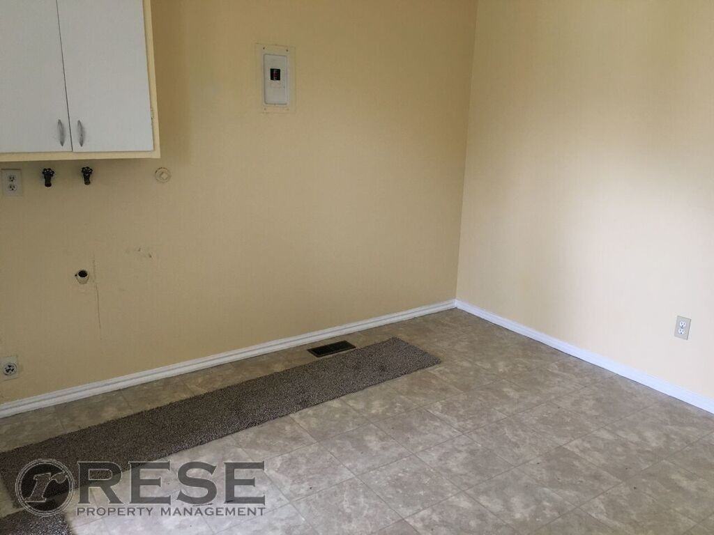 8228 S 1750 W - Photo 7 of 11