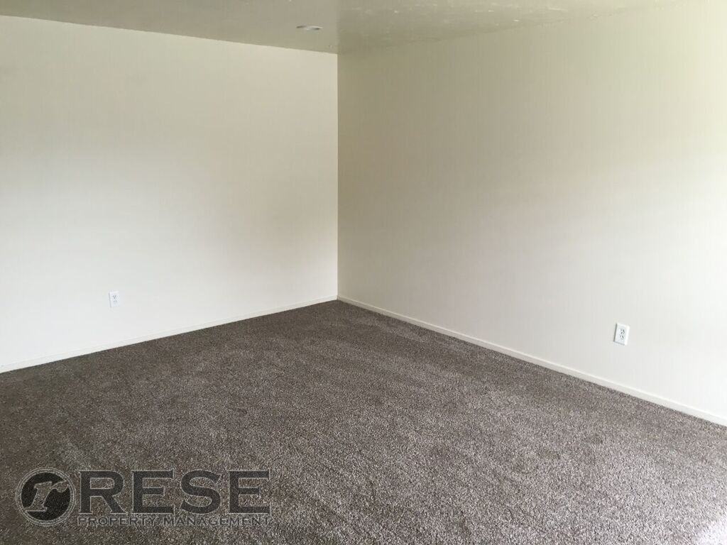 8228 S 1750 W - Photo 6 of 11