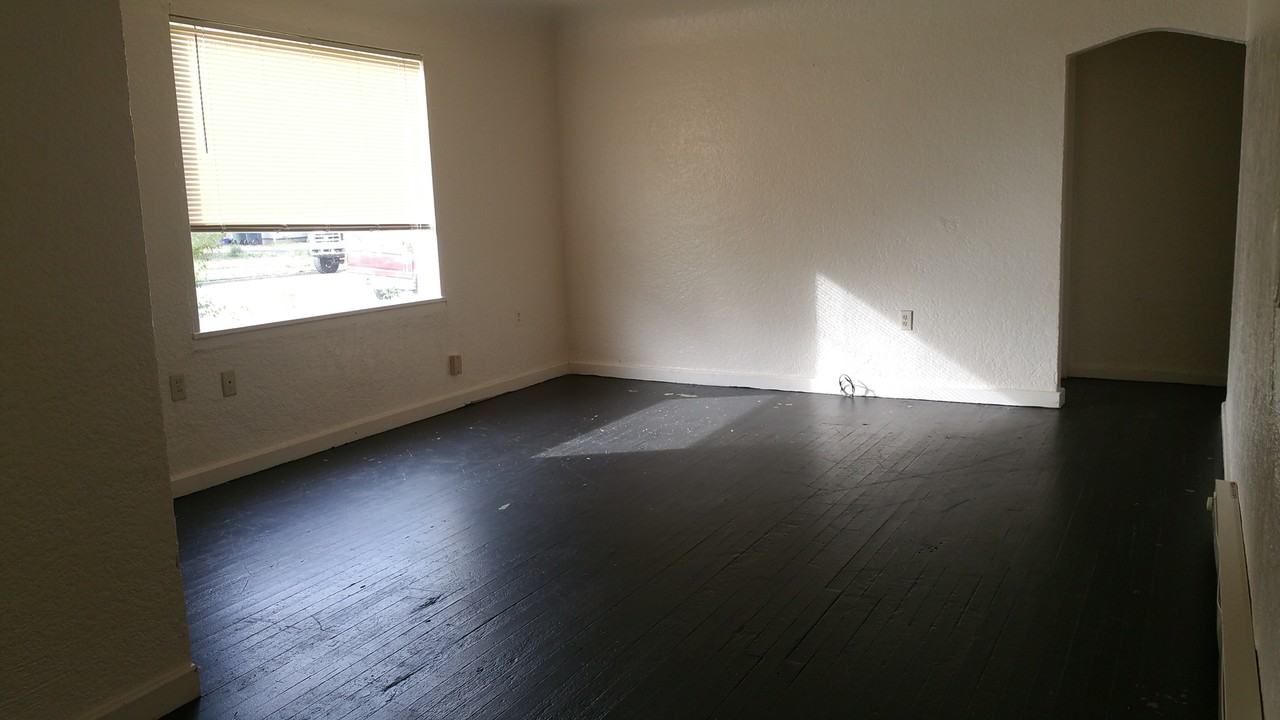 2740 E St - Photo 4 of 9