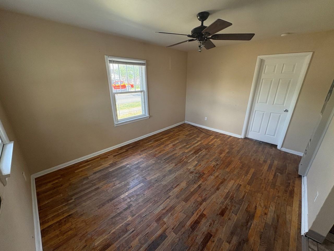 504 Howard Ave - Photo 4 of 14