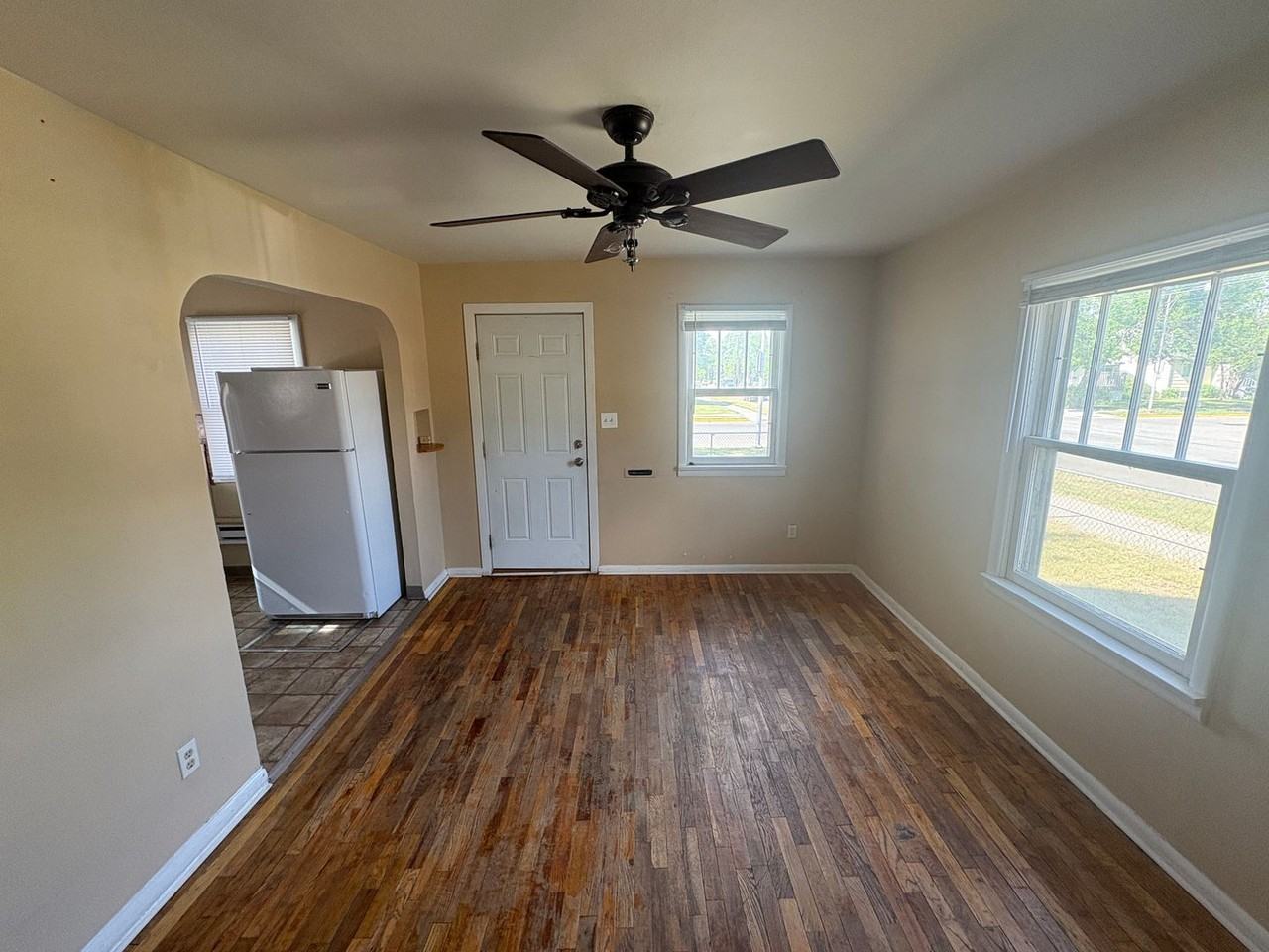 504 Howard Ave - Photo 5 of 14