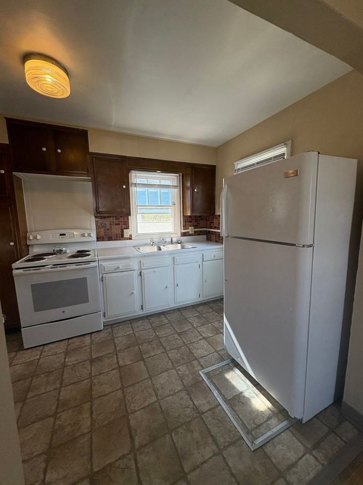 504 Howard Ave - Photo 7 of 14