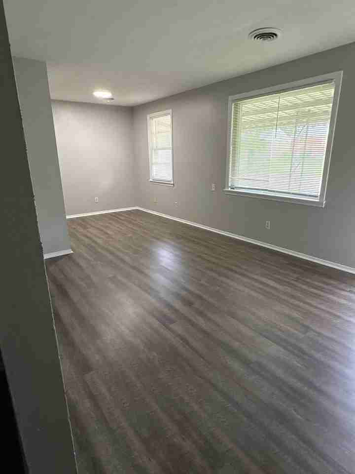 1541 Roosevelt Ave - Photo 4 of 16