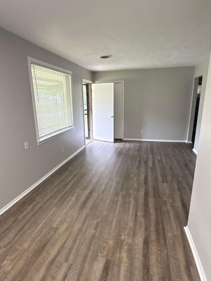 1541 Roosevelt Ave - Photo 5 of 16