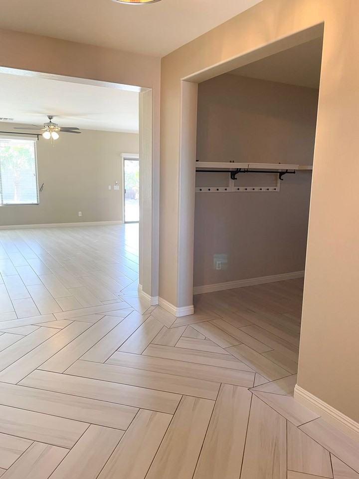 38205 W Montserrat St - Photo 6 of 36