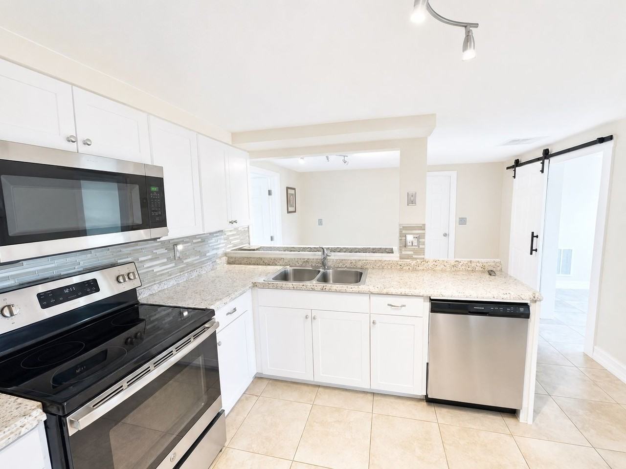 3711 Redwood Dr - Photo 4 of 19