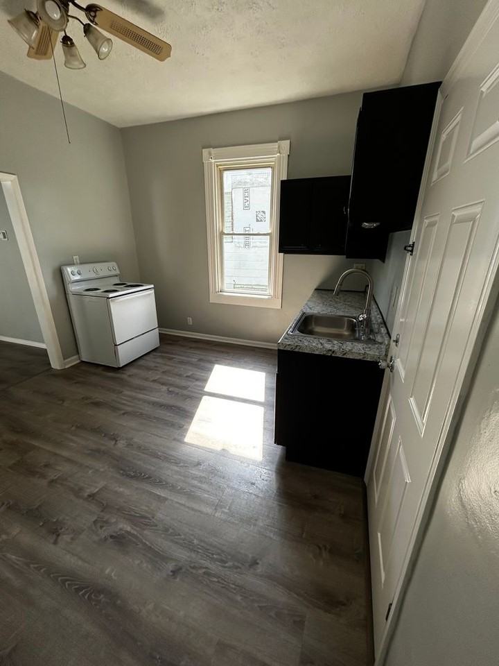 1008 Fairview Ave - Photo 4 of 13