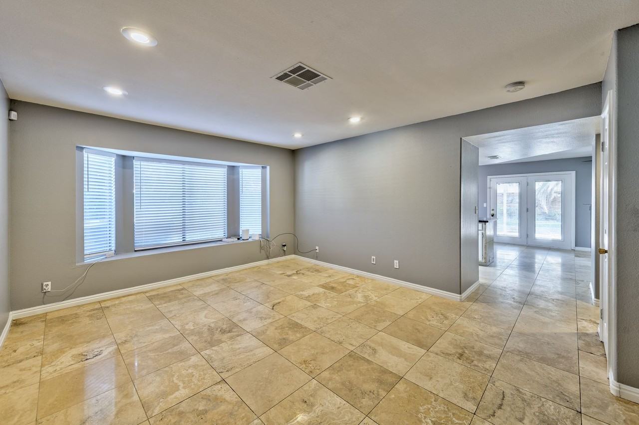 2078 Waverly Cir - Photo 2 of 18