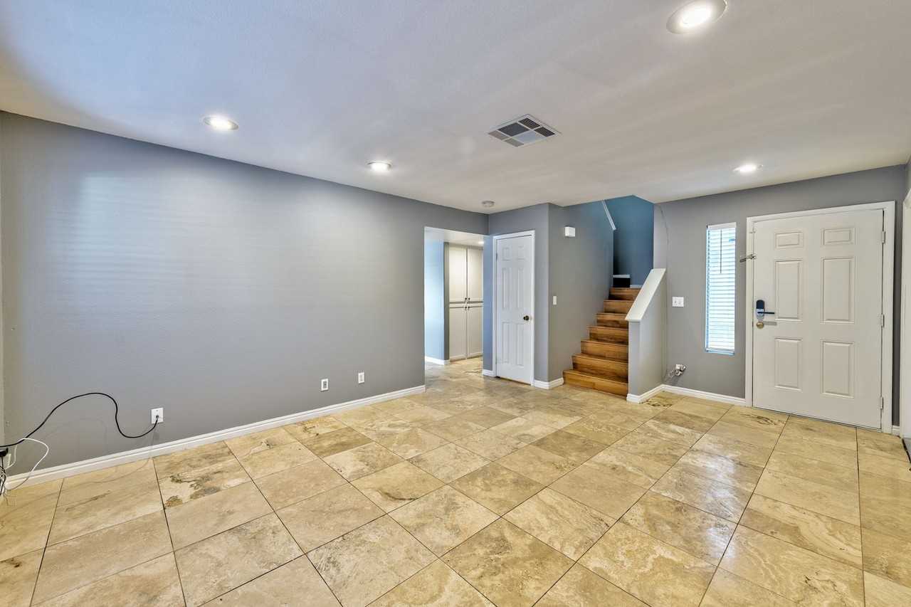 2078 Waverly Cir - Photo 3 of 18