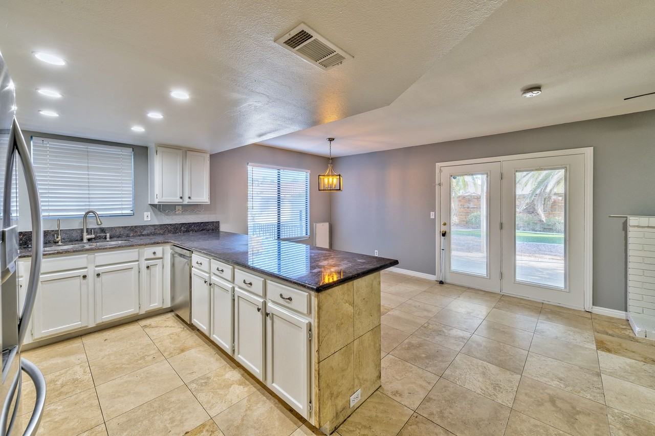 2078 Waverly Cir - Photo 5 of 18
