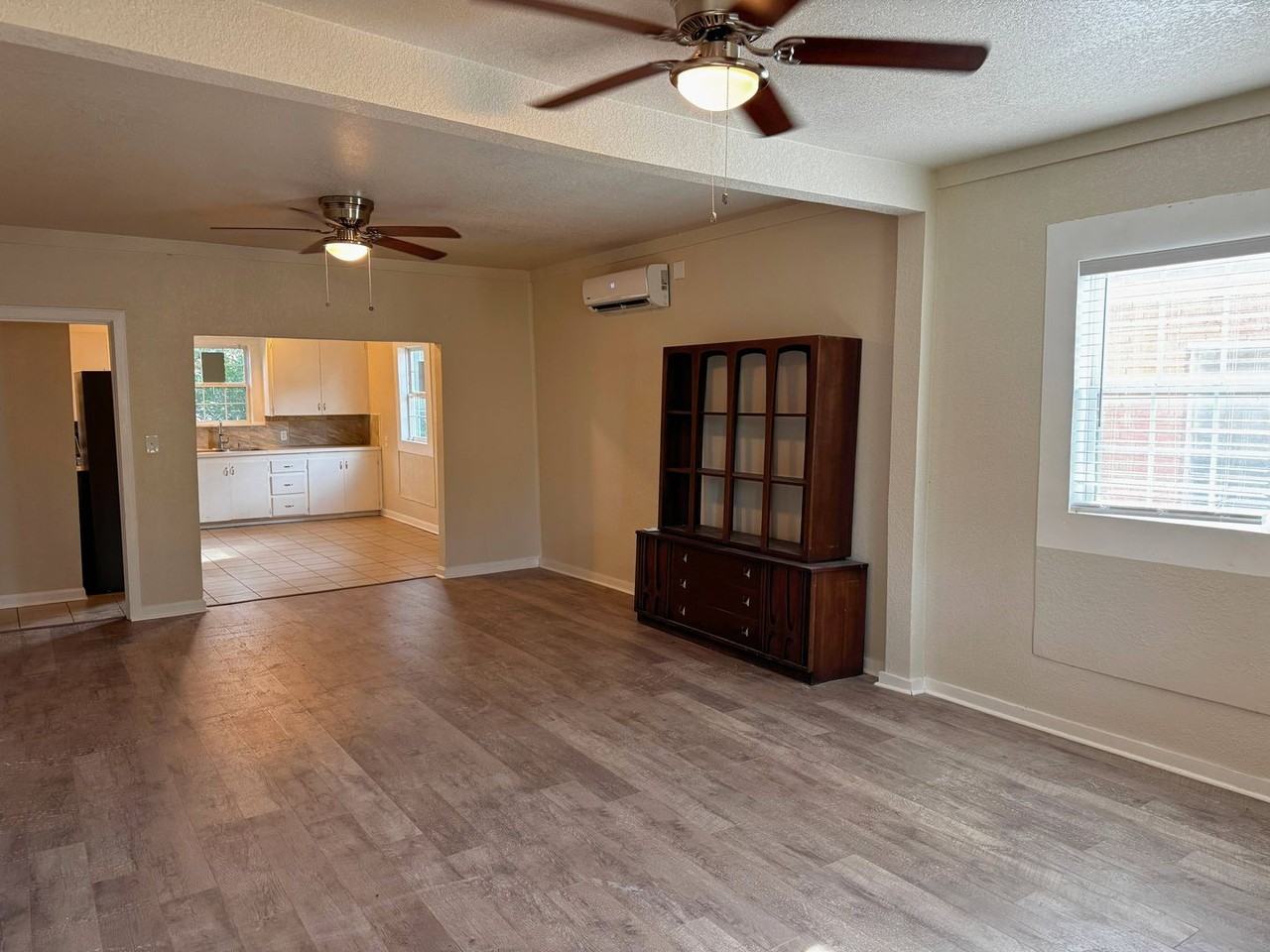 1906 8th St - Photo 3 of 27