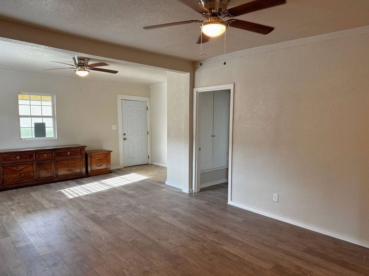 1906 8th St - Photo 5 of 27