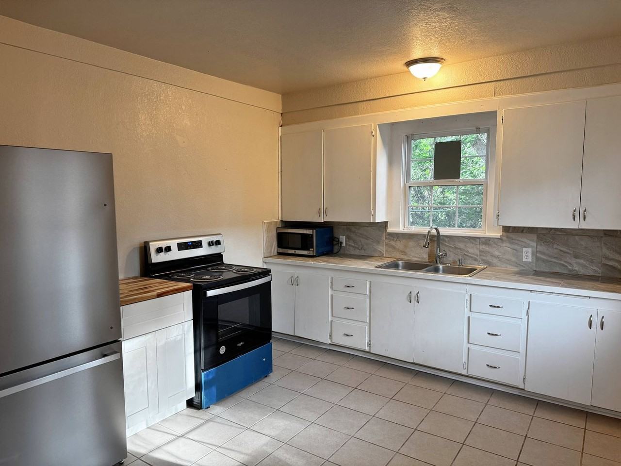 1906 8th St - Photo 7 of 27