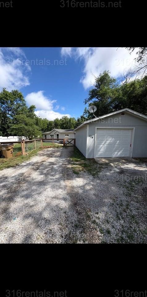 114 Blaine St - Photo 2 of 11