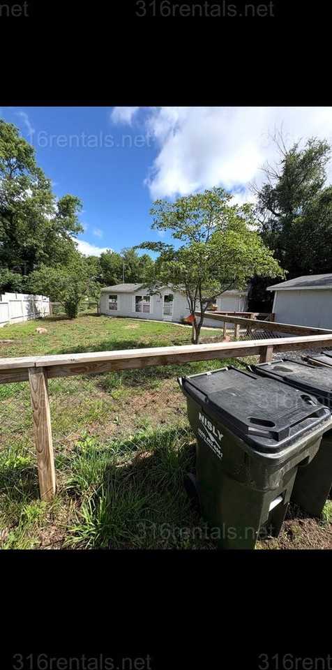 114 Blaine St - Photo 3 of 11