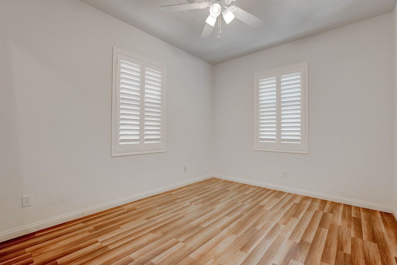 985 Noah Valley St - Photo 4 of 47