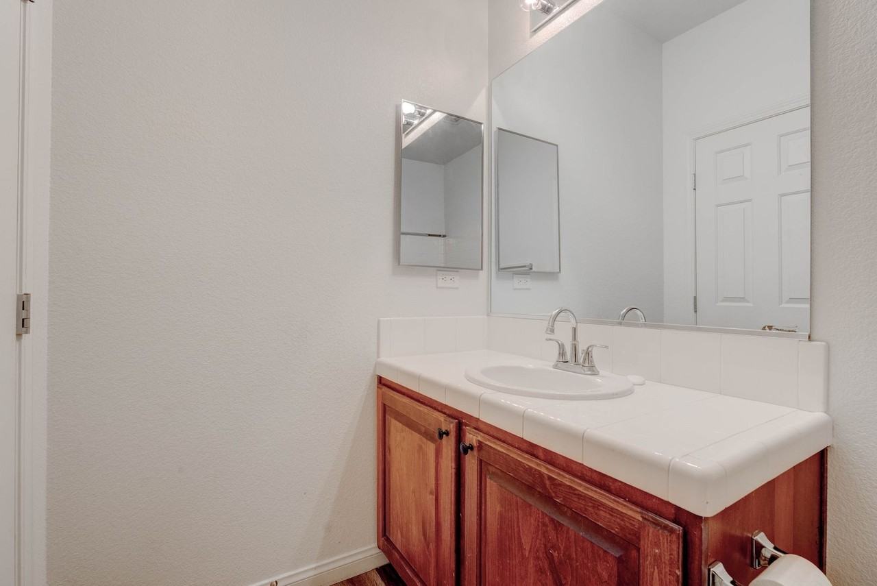 985 Noah Valley St - Photo 6 of 47