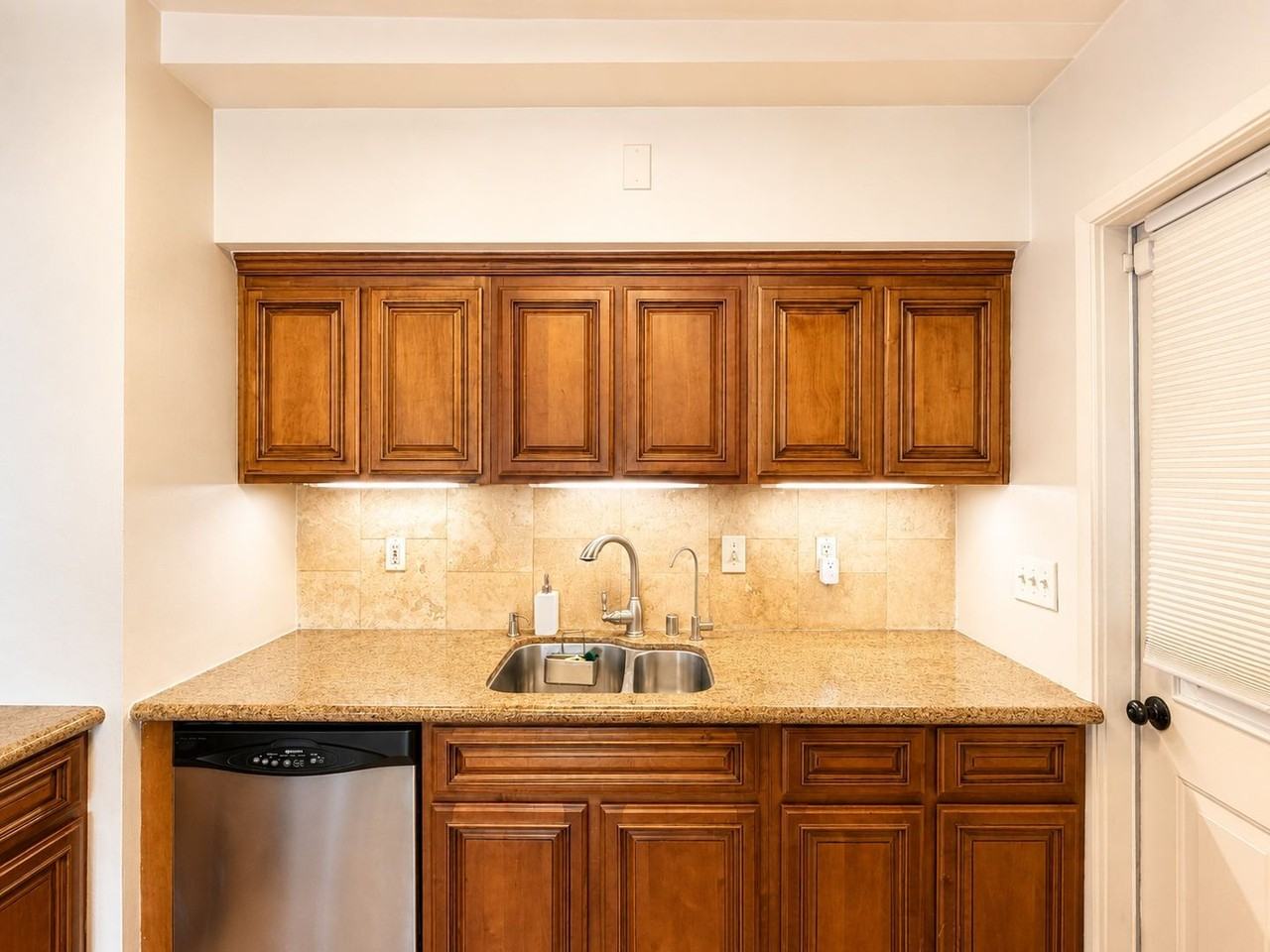 1946 Jackson St - Photo 4 of 19