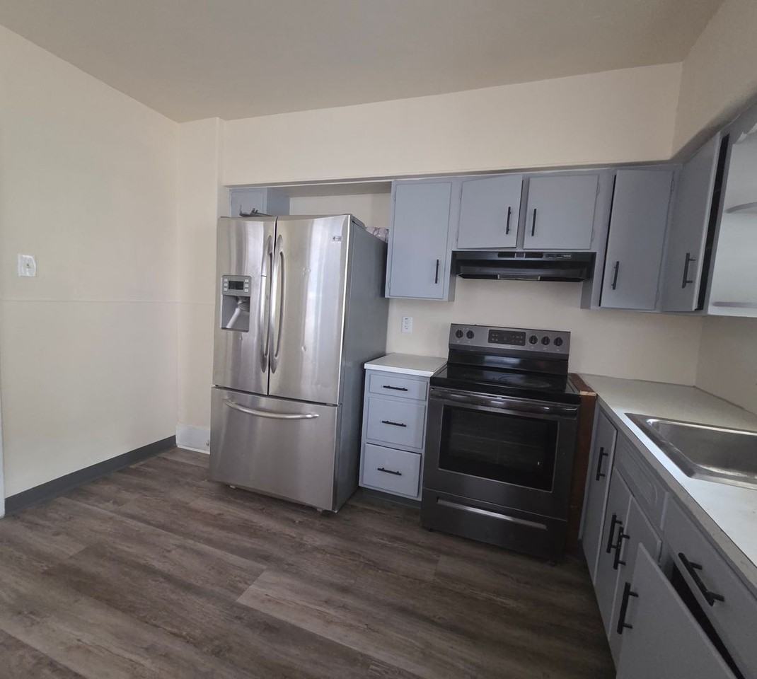 721 W Market St - Photo 3 of 25