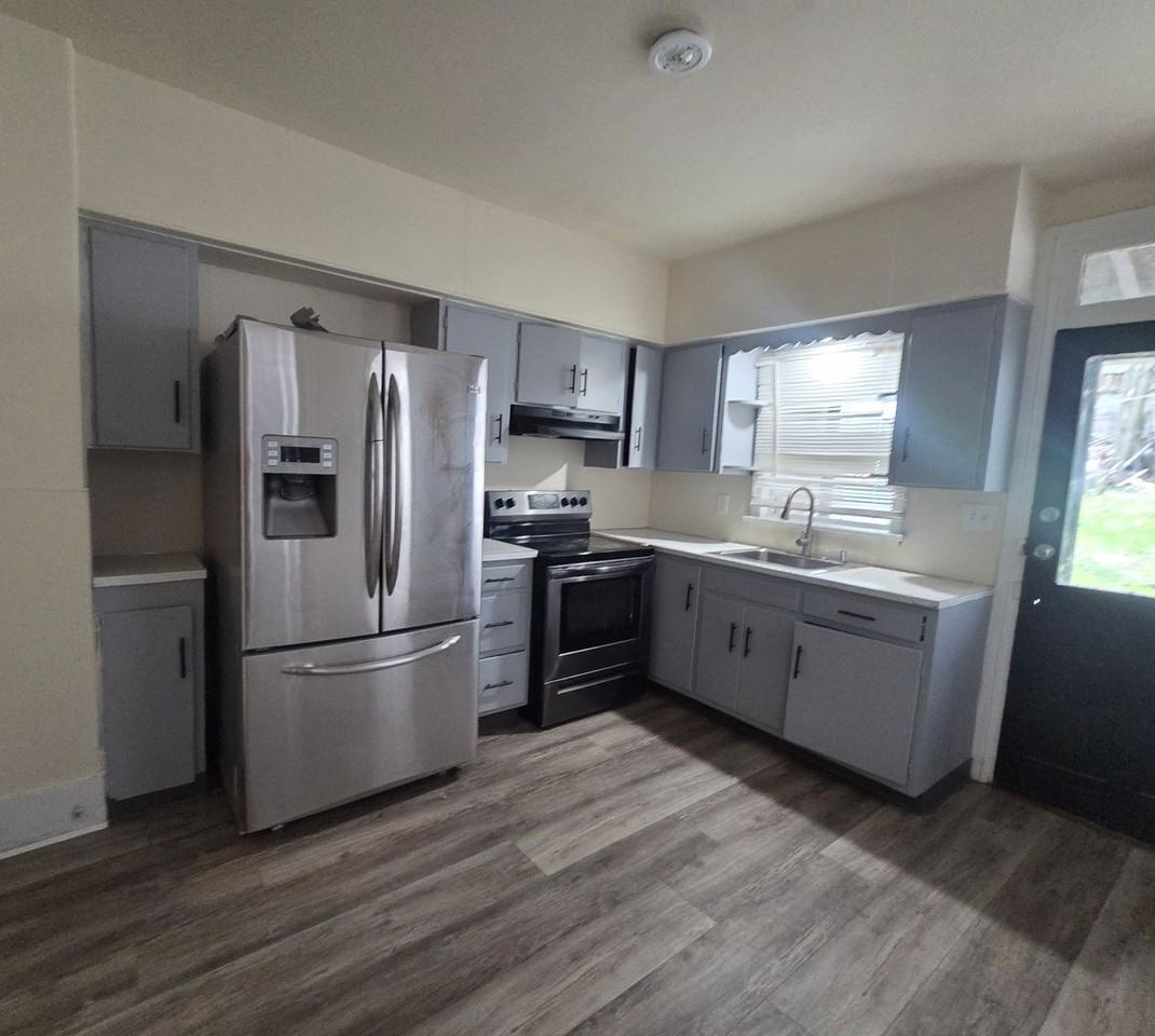 721 W Market St - Photo 4 of 25