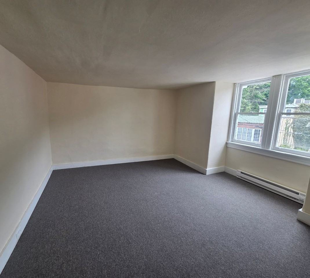 721 W Market St - Photo 7 of 25