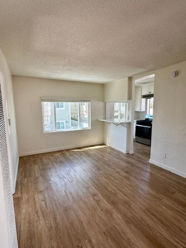 1090 Bangor Ln - Photo 5 of 22