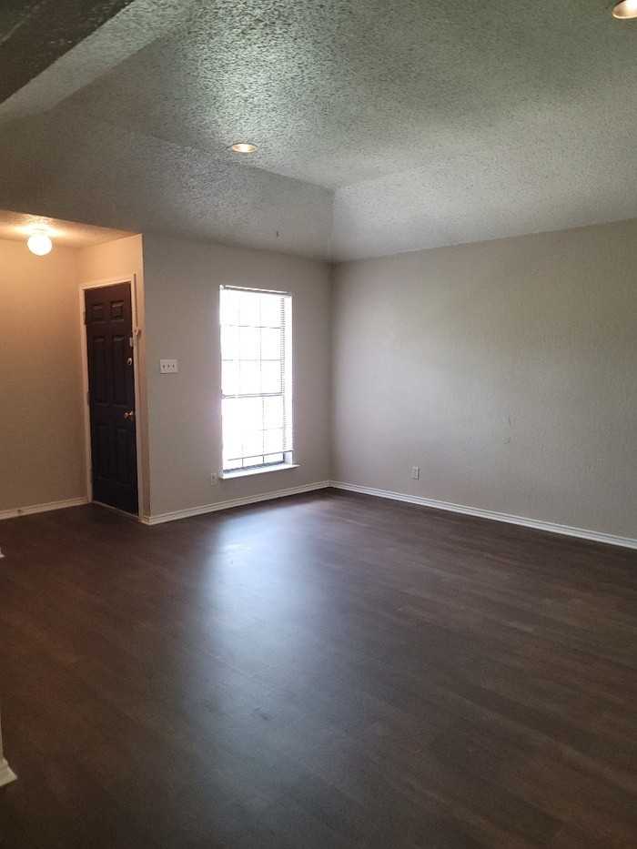 1117 Landsdale Ln - Photo 3 of 13