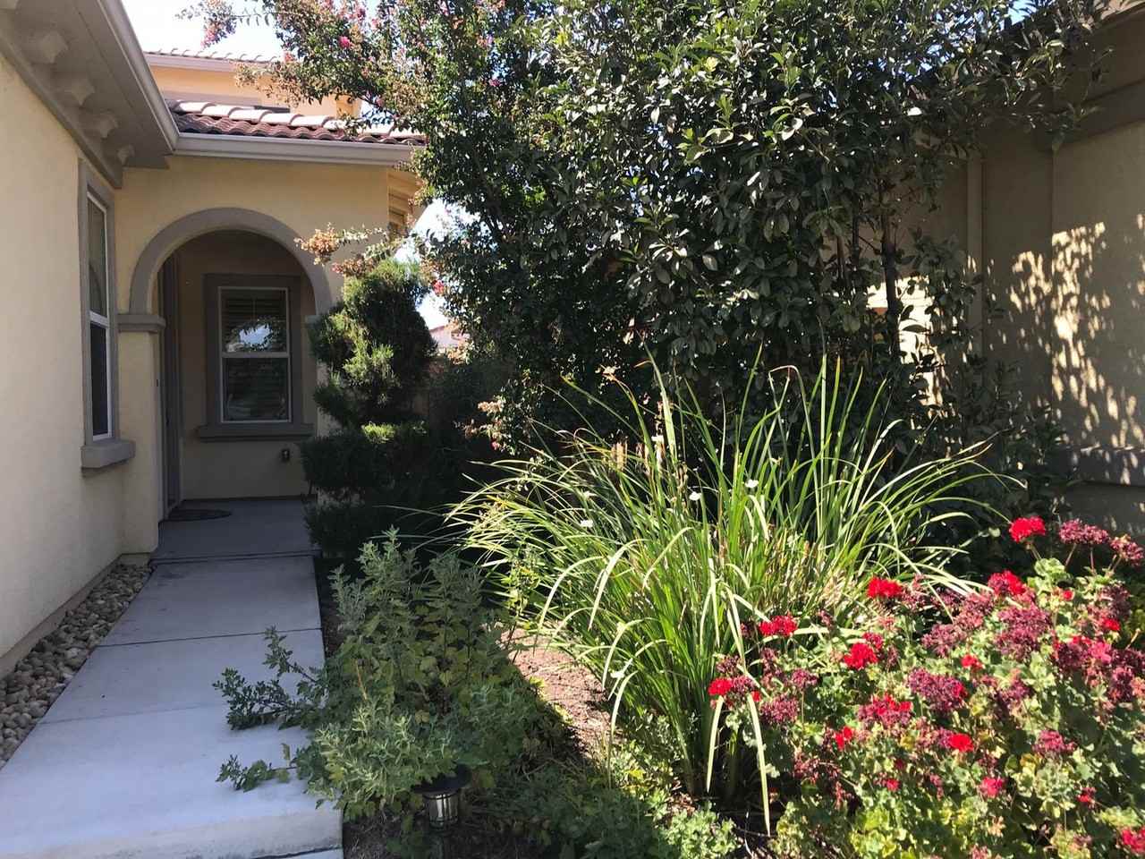 819 N Museo Dr - Photo 3 of 26