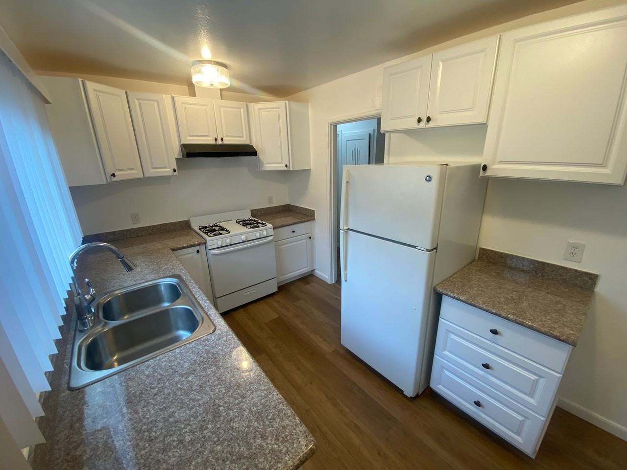 21411 Locust St - Photo 3 of 21