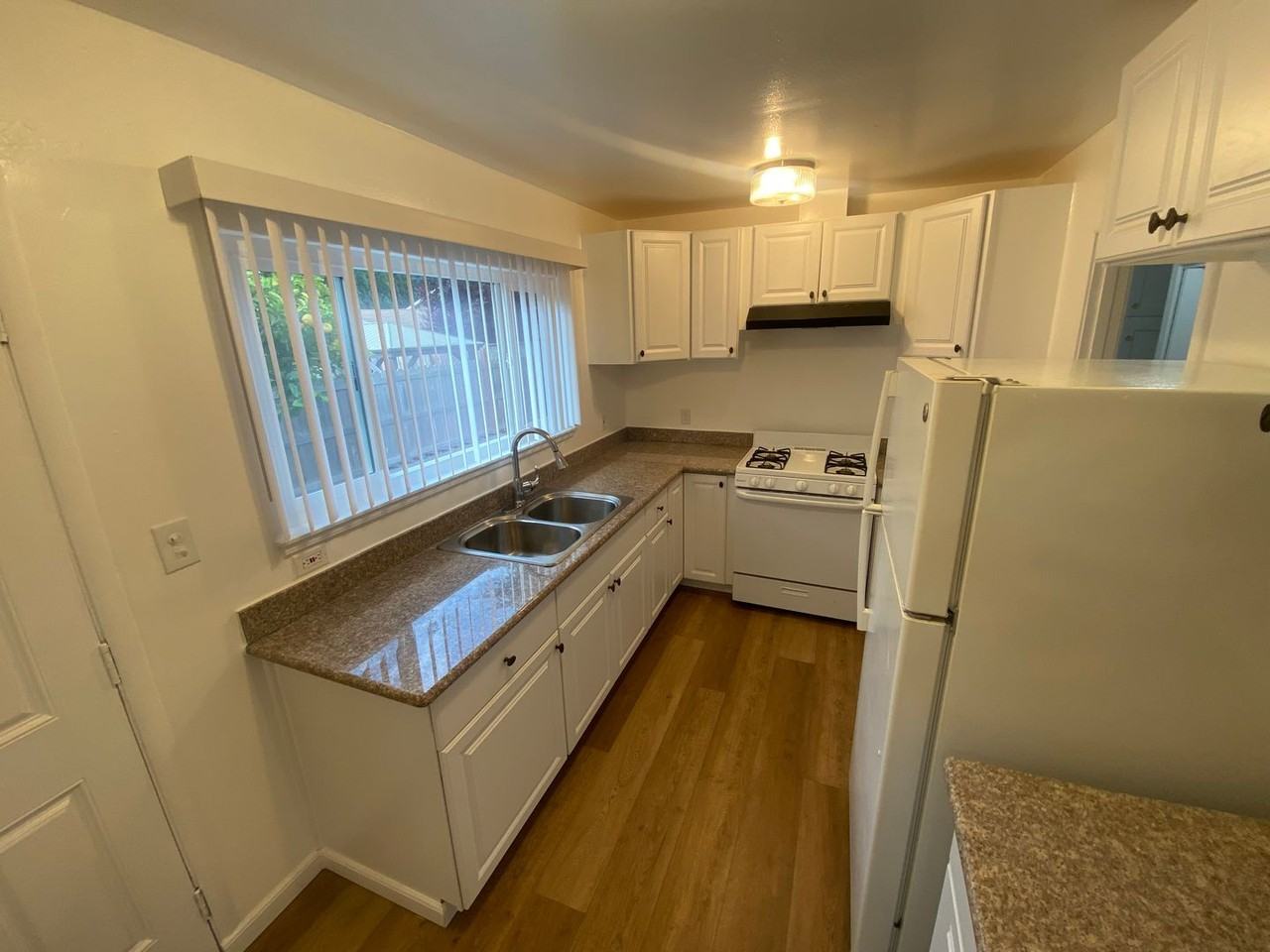 21411 Locust St - Photo 4 of 21