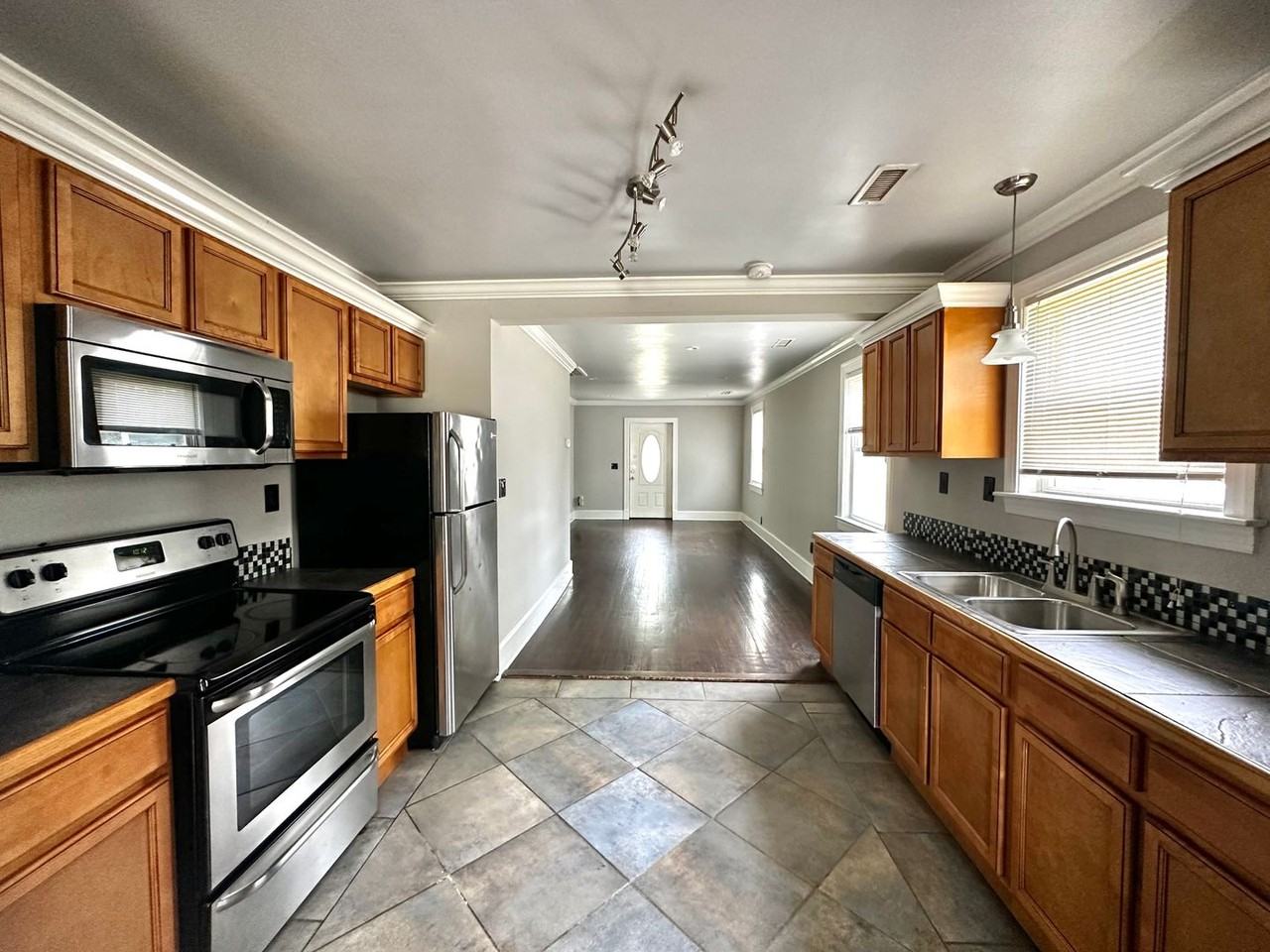 1310 Jones Ave - Photo 2 of 15