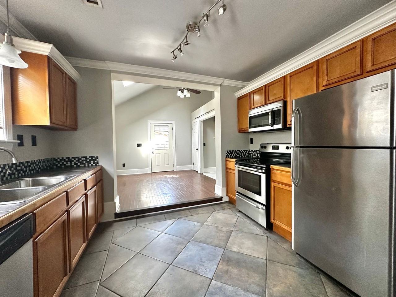 1310 Jones Ave - Photo 3 of 15