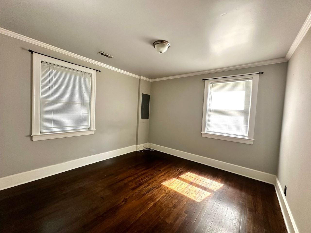 1310 Jones Ave - Photo 5 of 15