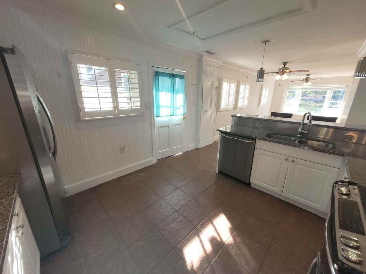 1226 Richmond Cres - Photo 4 of 25