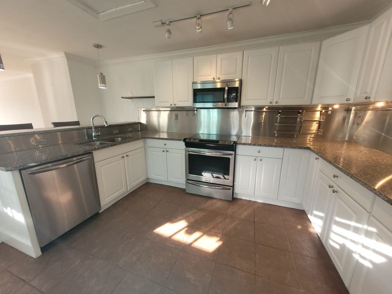 1226 Richmond Cres - Photo 5 of 25
