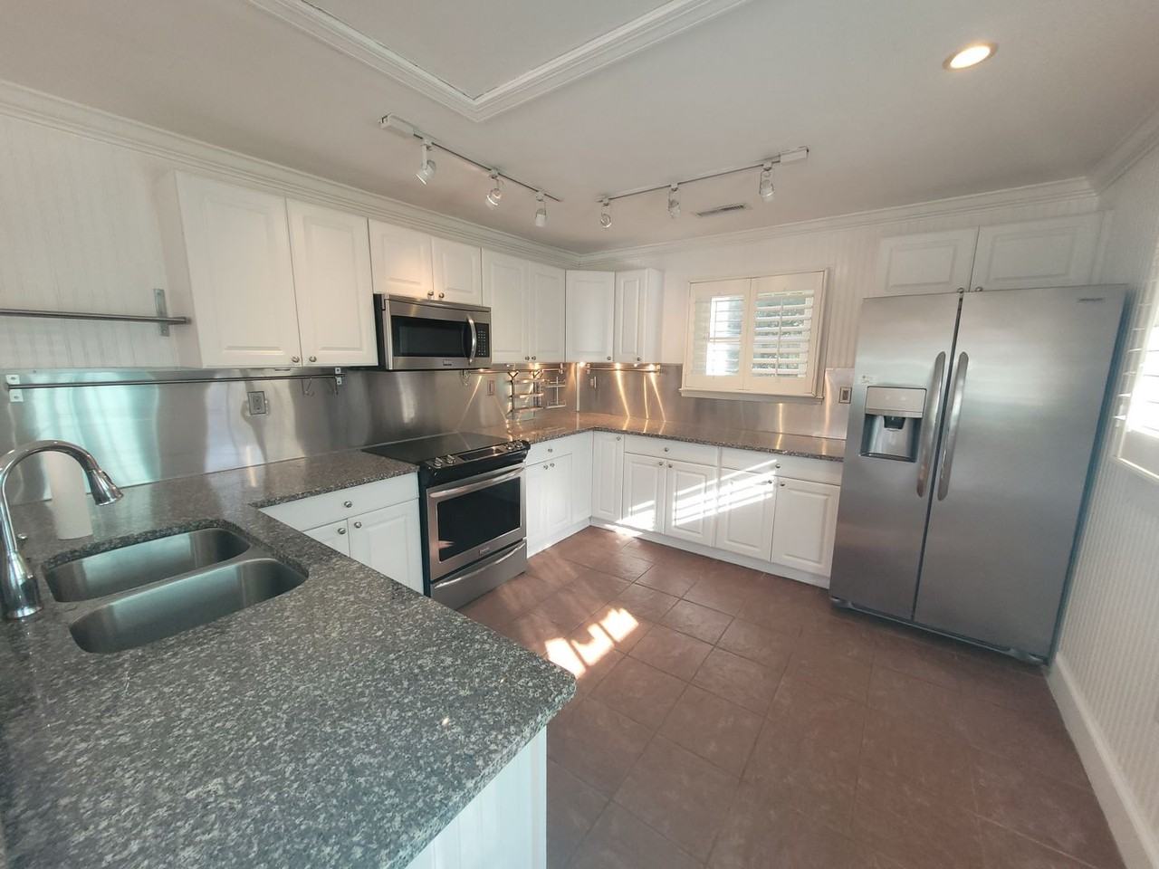 1226 Richmond Cres - Photo 7 of 25