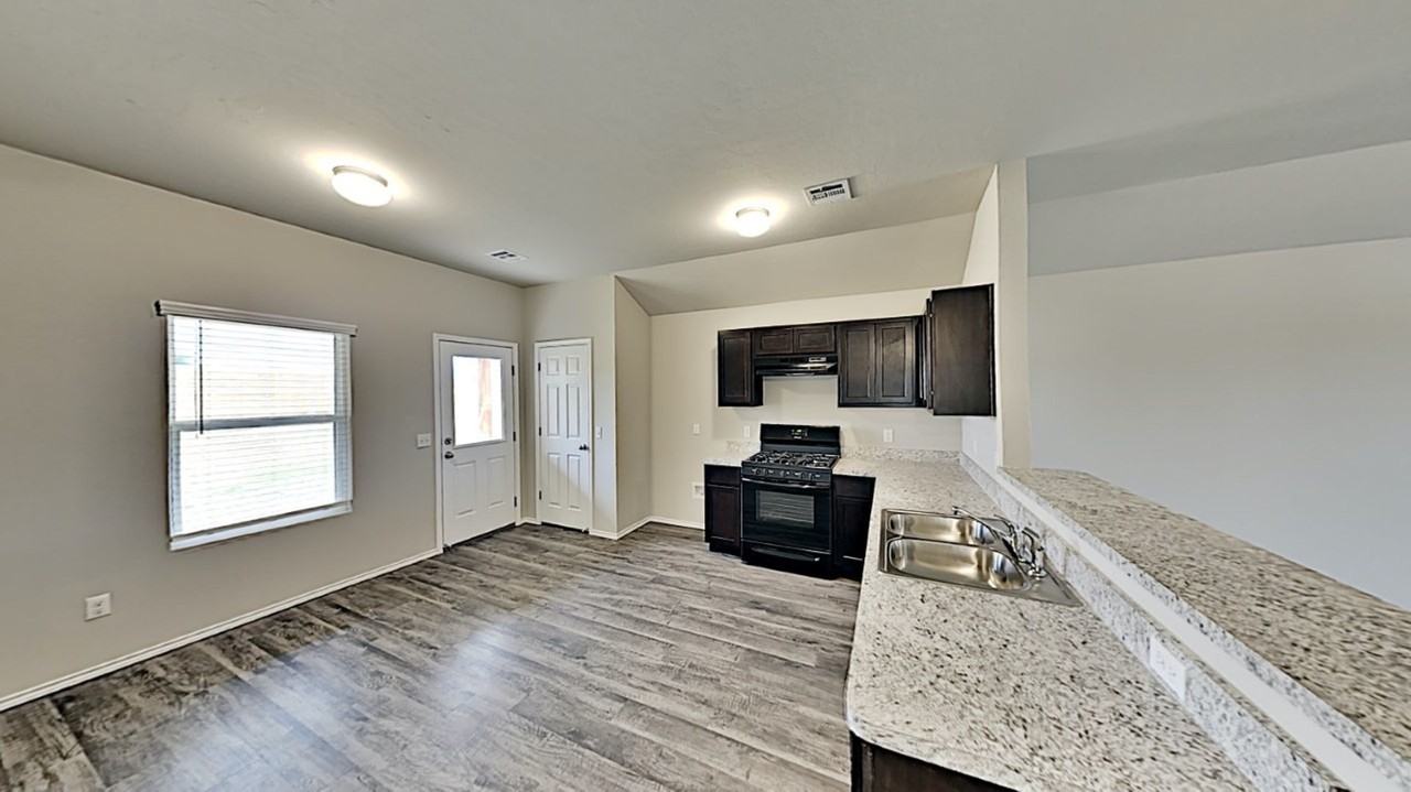 11520 Nw 97th St - Photo 4 of 16