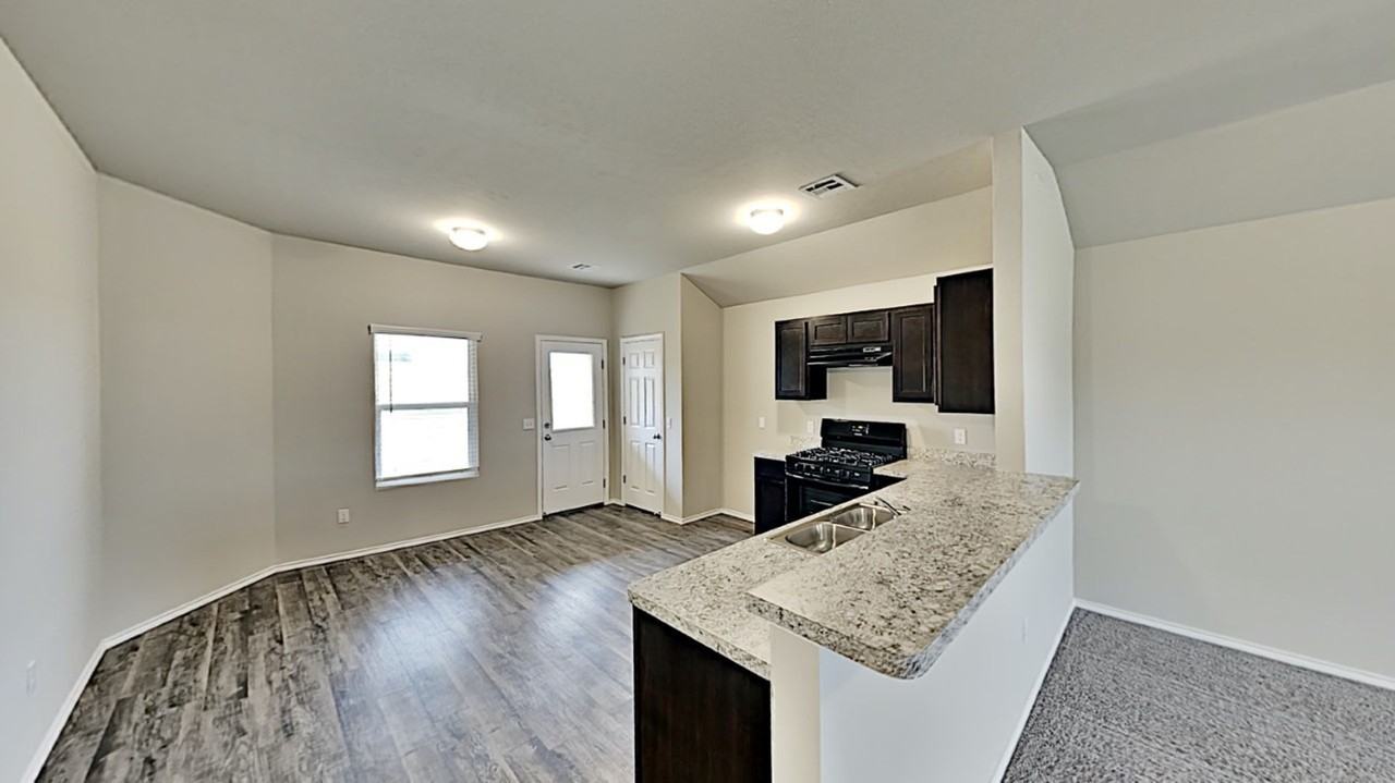 11520 Nw 97th St - Photo 5 of 16