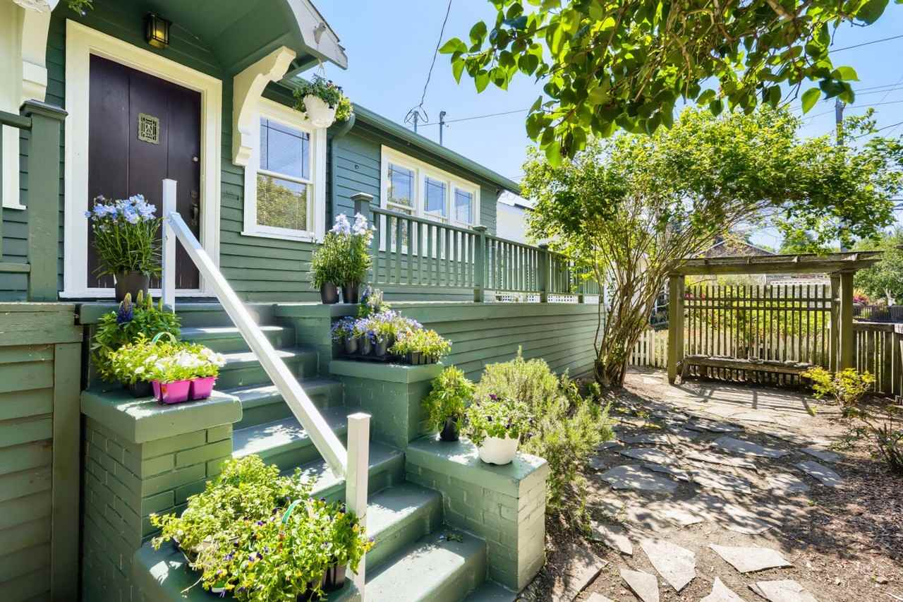 2552 57th Ave Sw - Photo 2 of 17