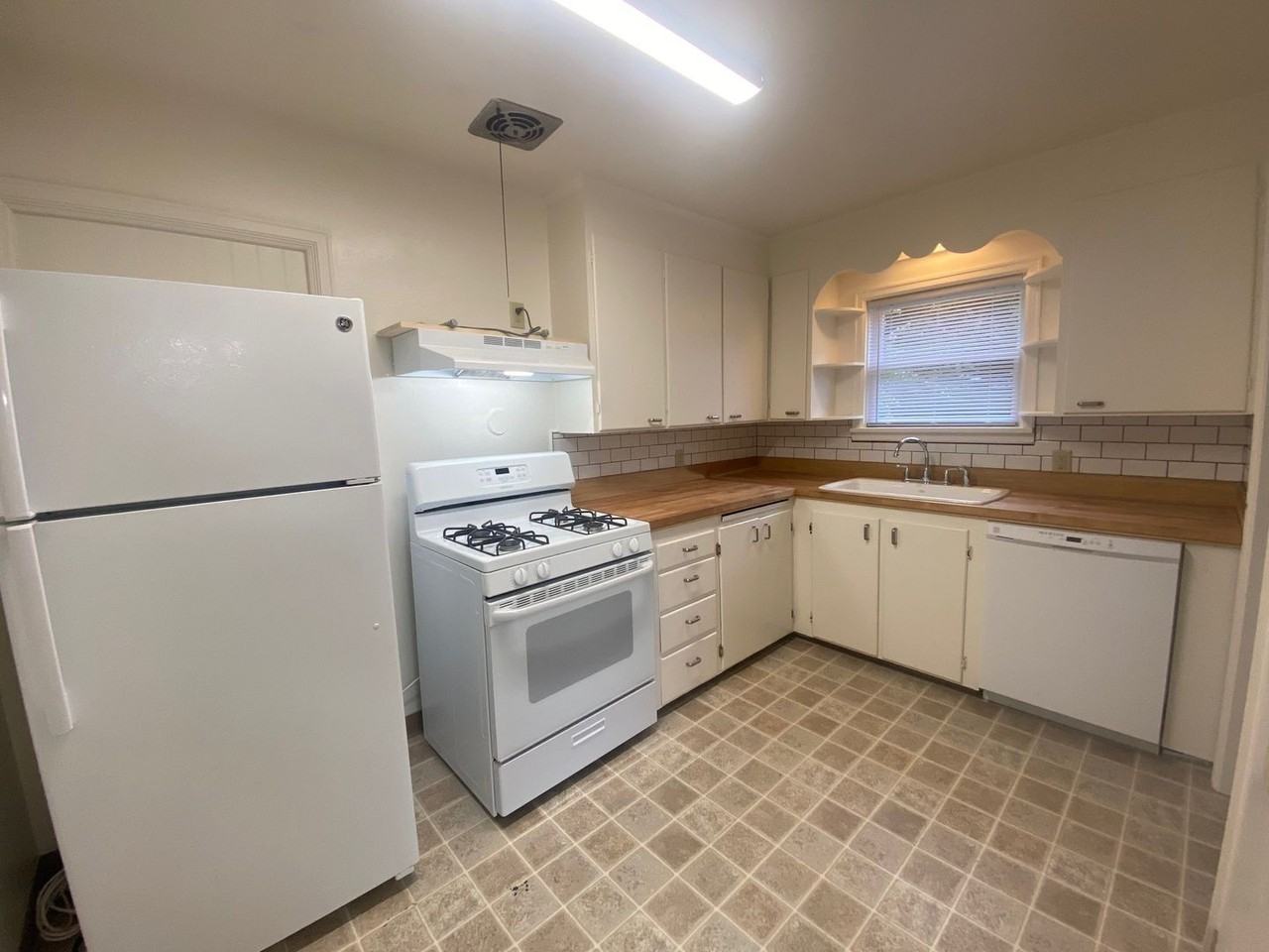 4055 Williams St - Photo 4 of 18